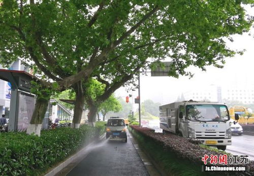 南京玄武城管開展中央路環(huán)境衛(wèi)生專項(xiàng)提升行動